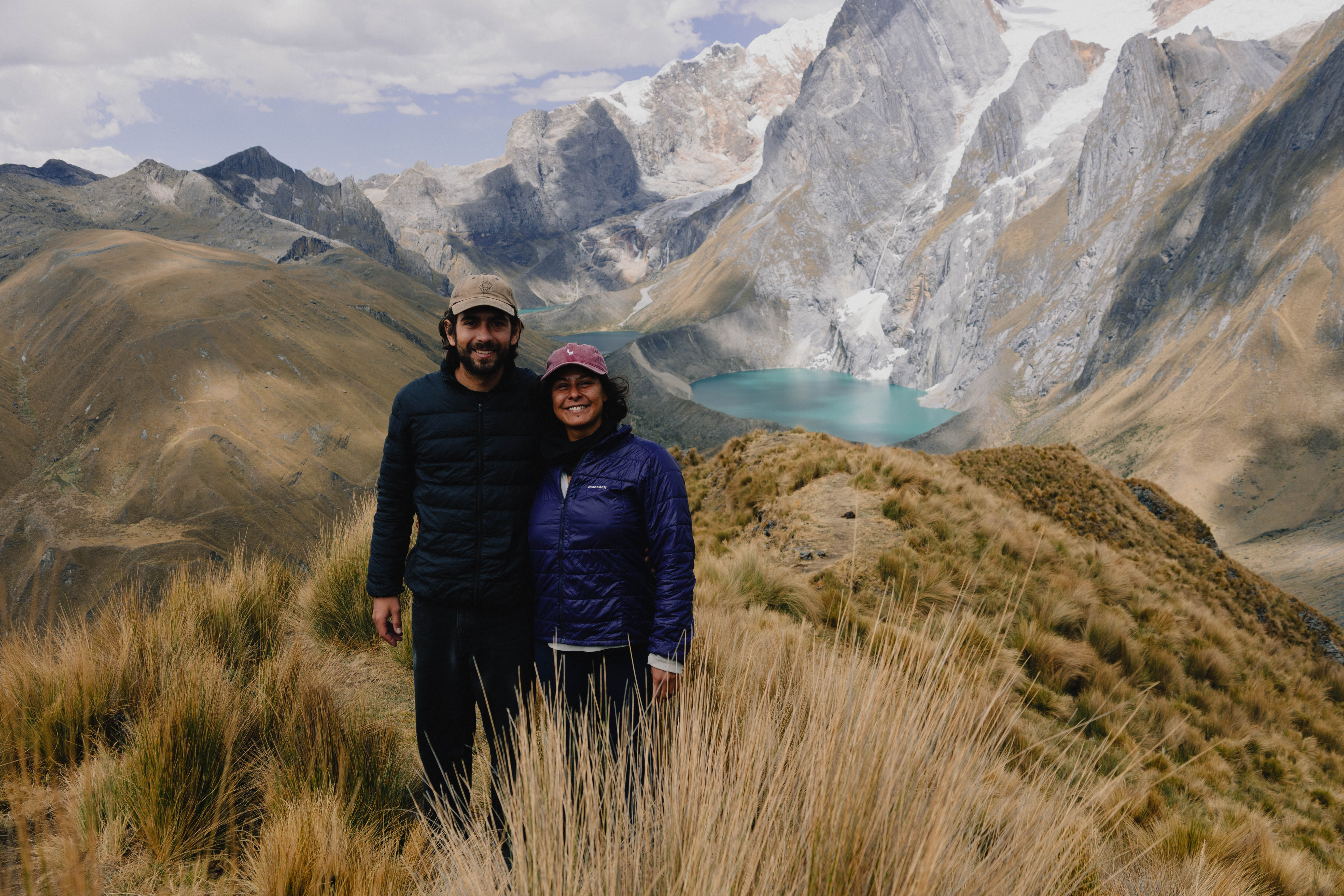 Huayhuash – Luca und Leslie vor einem türkisen Gletschersee und schneebedecktem Massiv