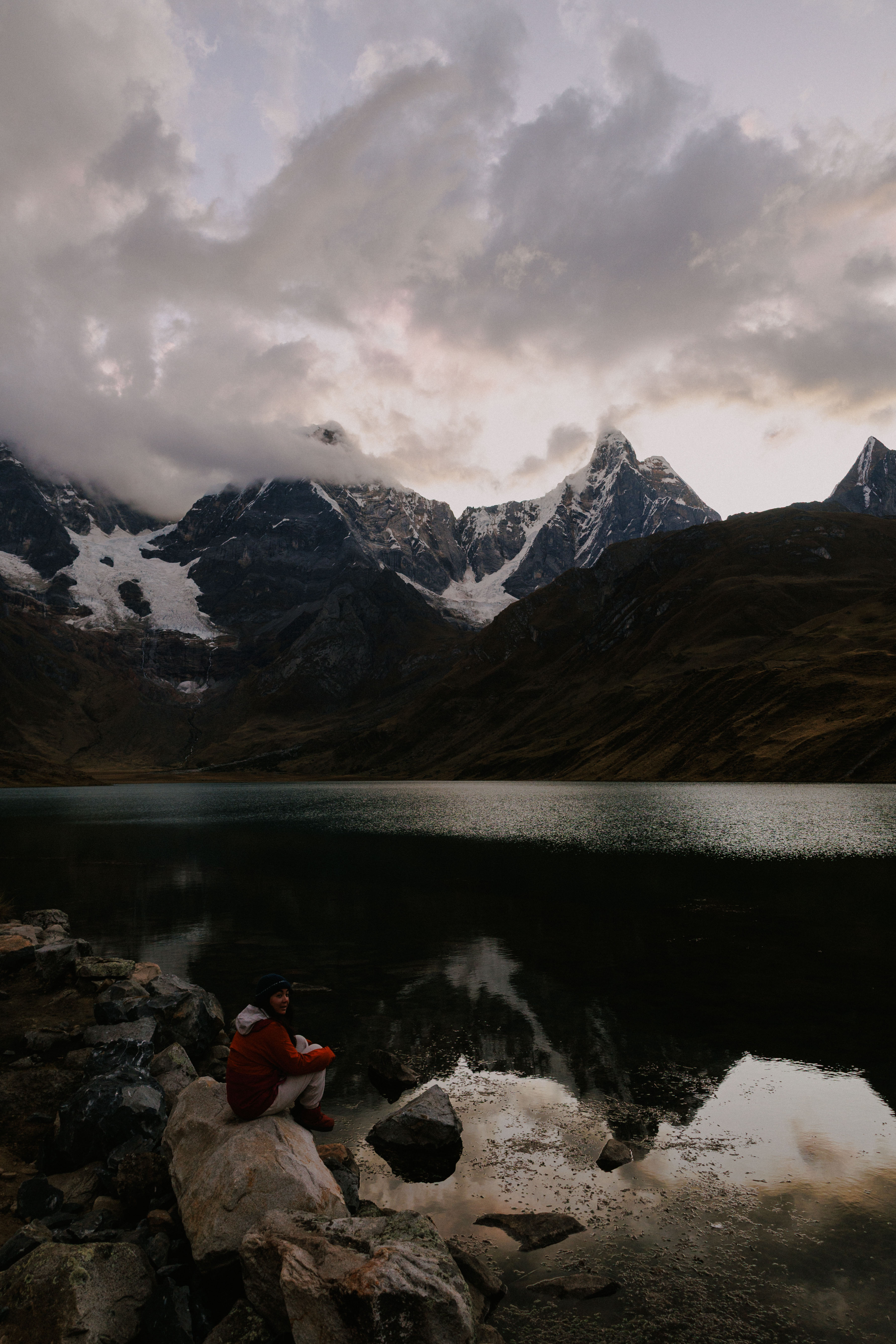 Huayhuash – dramatische Wolken über den Gipfeln, gespiegelt in einem See