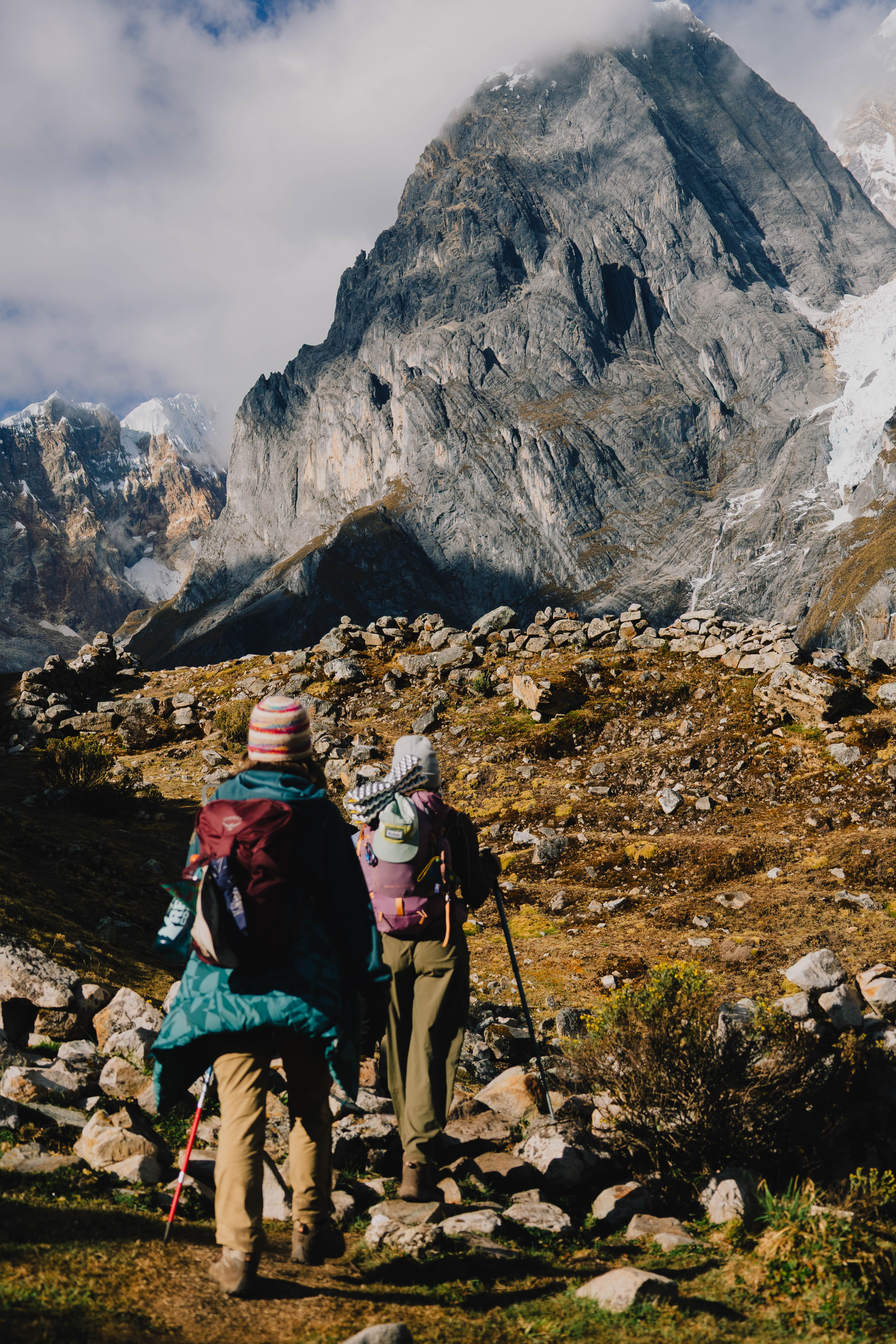Huayhuash – zwei Wanderer nähern sich einem gewaltigen Felsgipfel
