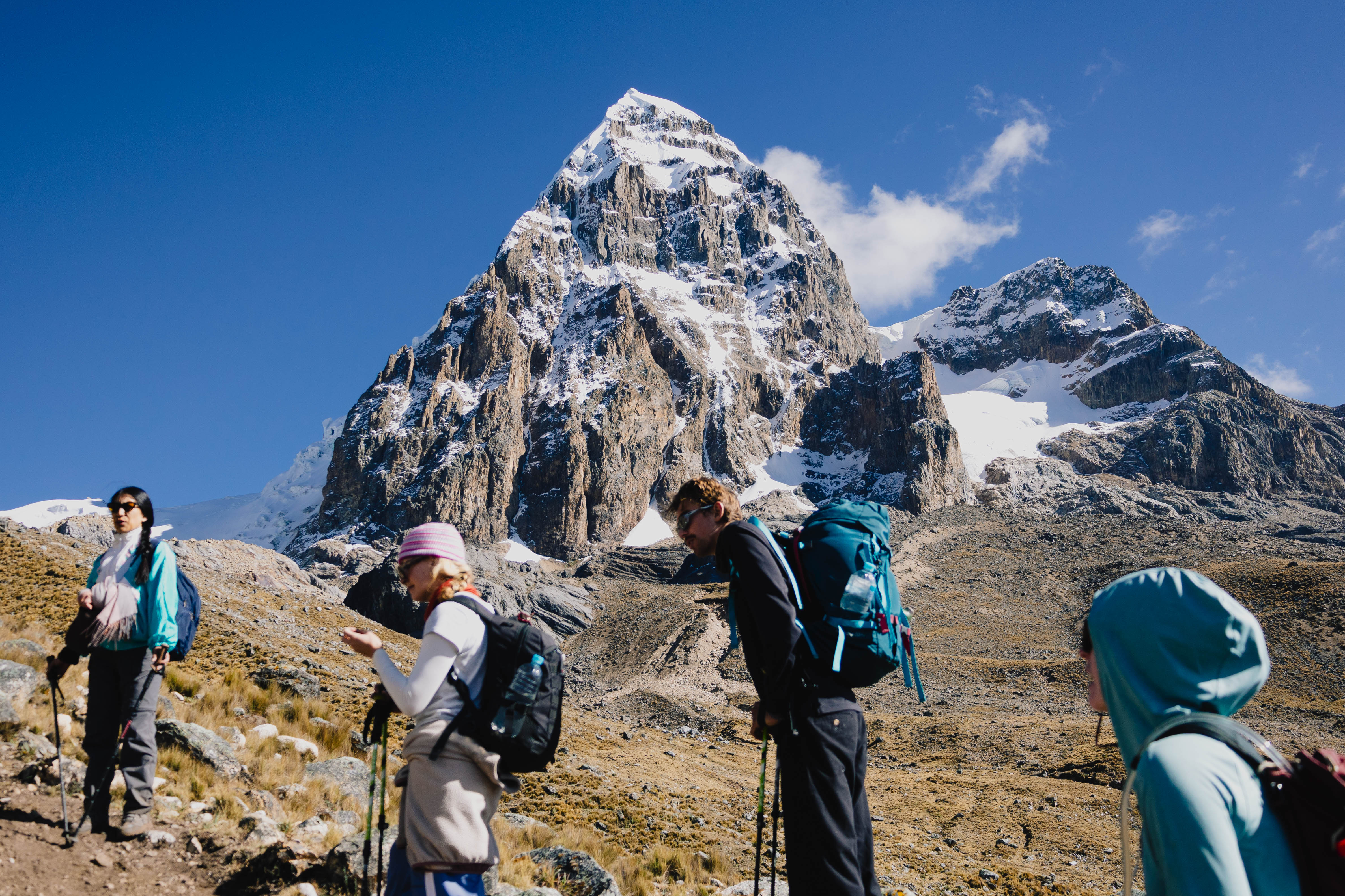 Huayhuash – unsere Trekkinggruppe vor einem schneebedeckten Gipfel