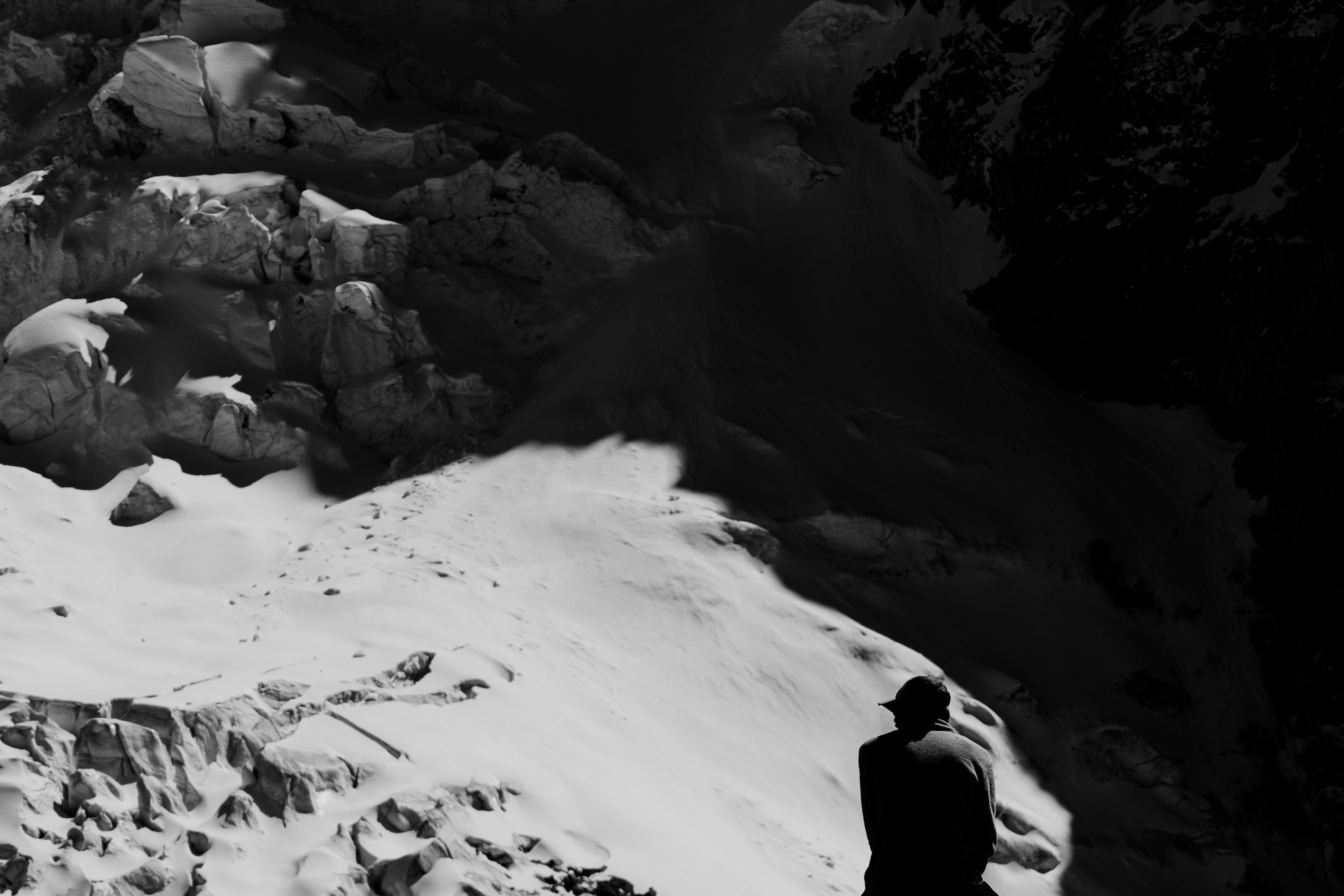 Huayhuash – einsame Silhouette im Schnee bei eisigem Wind, schwarz-weiss