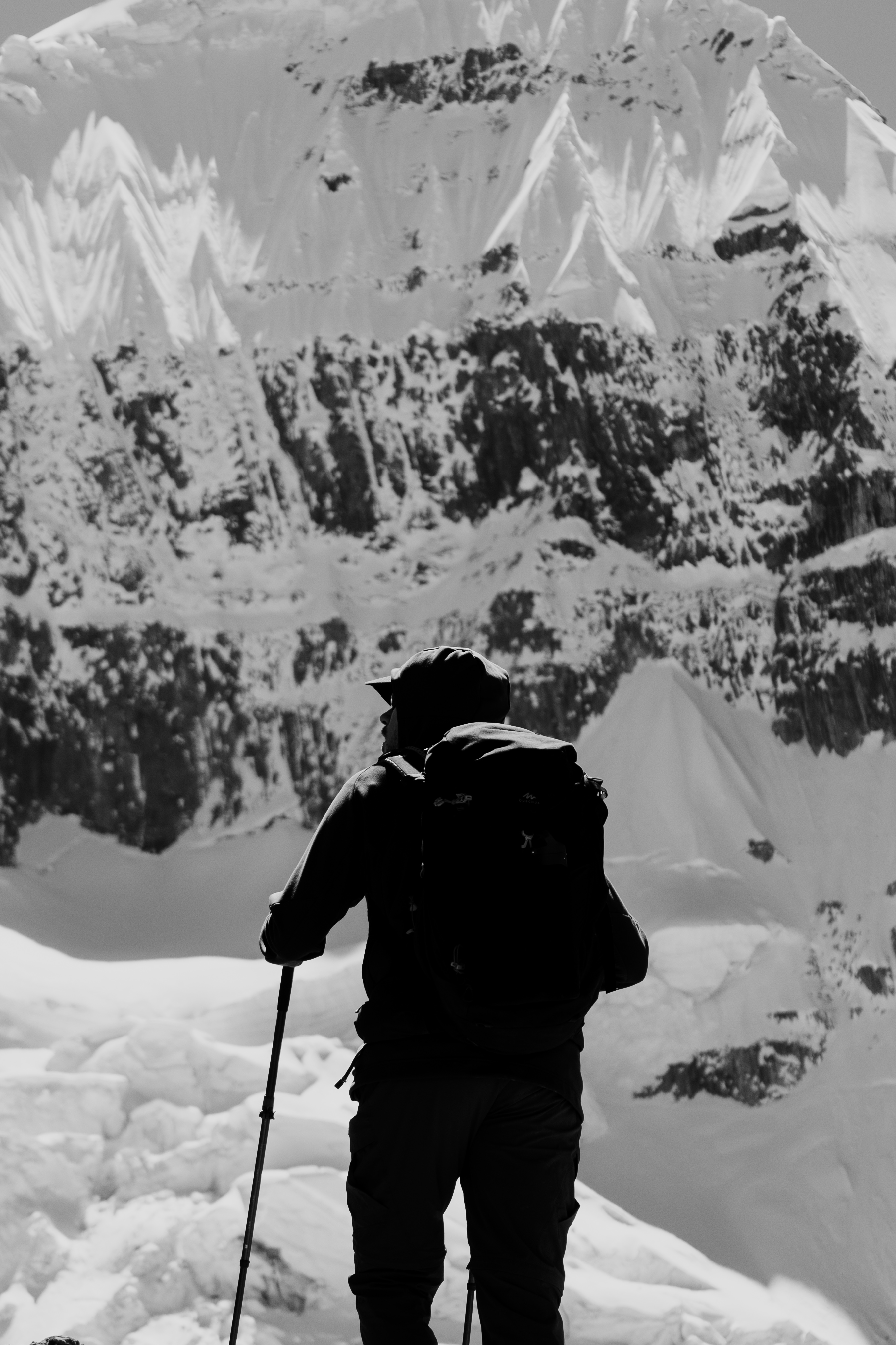 Huayhuash – winzige Wanderersilhouette vor einer riesigen schneebedeckten Wand