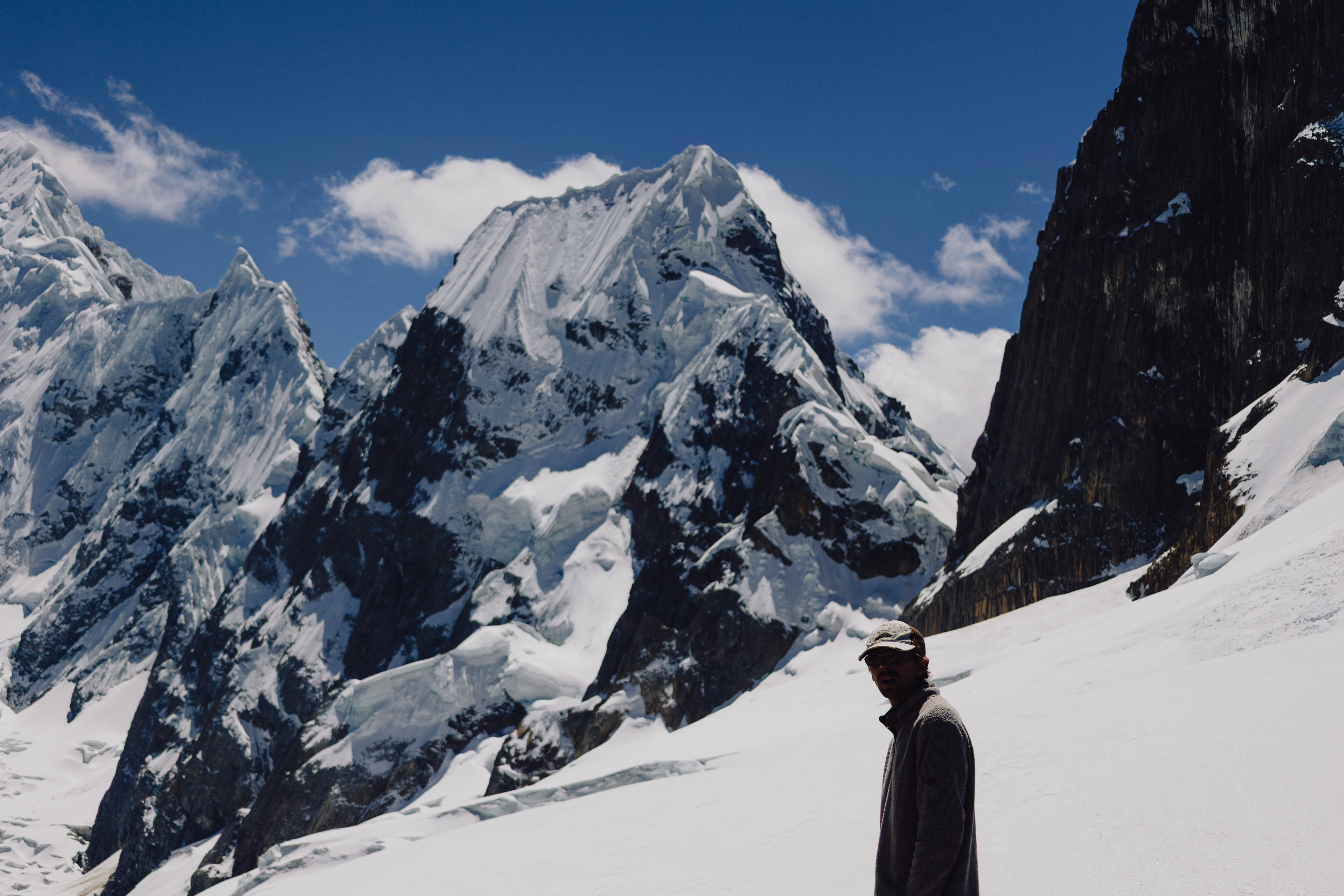 Huayhuash – einzelne Gestalt zwischen schneebedeckten Gipfeln