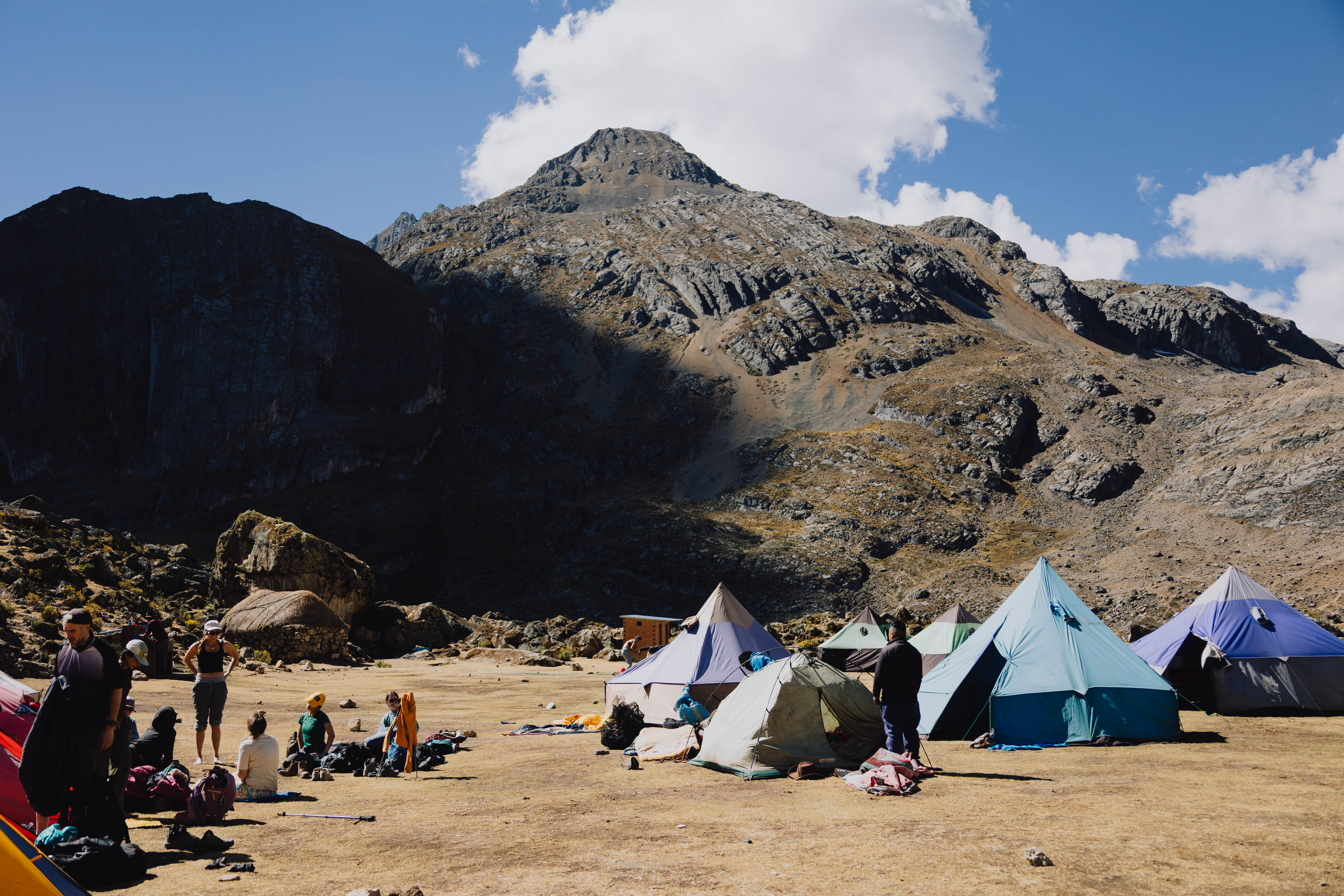 Huayhuash – aufgestelltes Camp mit Zelten in einem weiten Tal