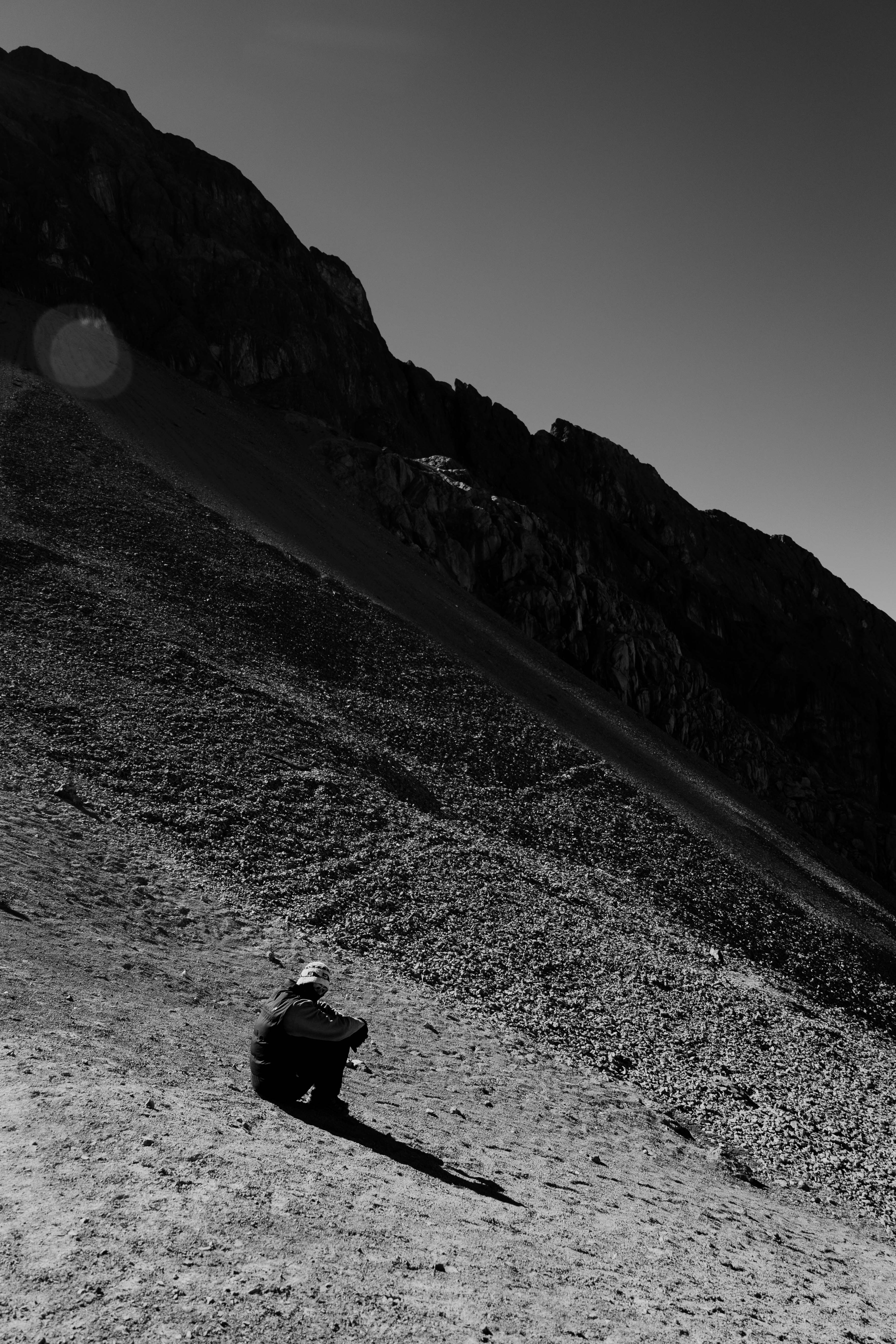 Huayhuash – winzige Gestalt auf einem riesigen Geröllhang, schwarz-weiss