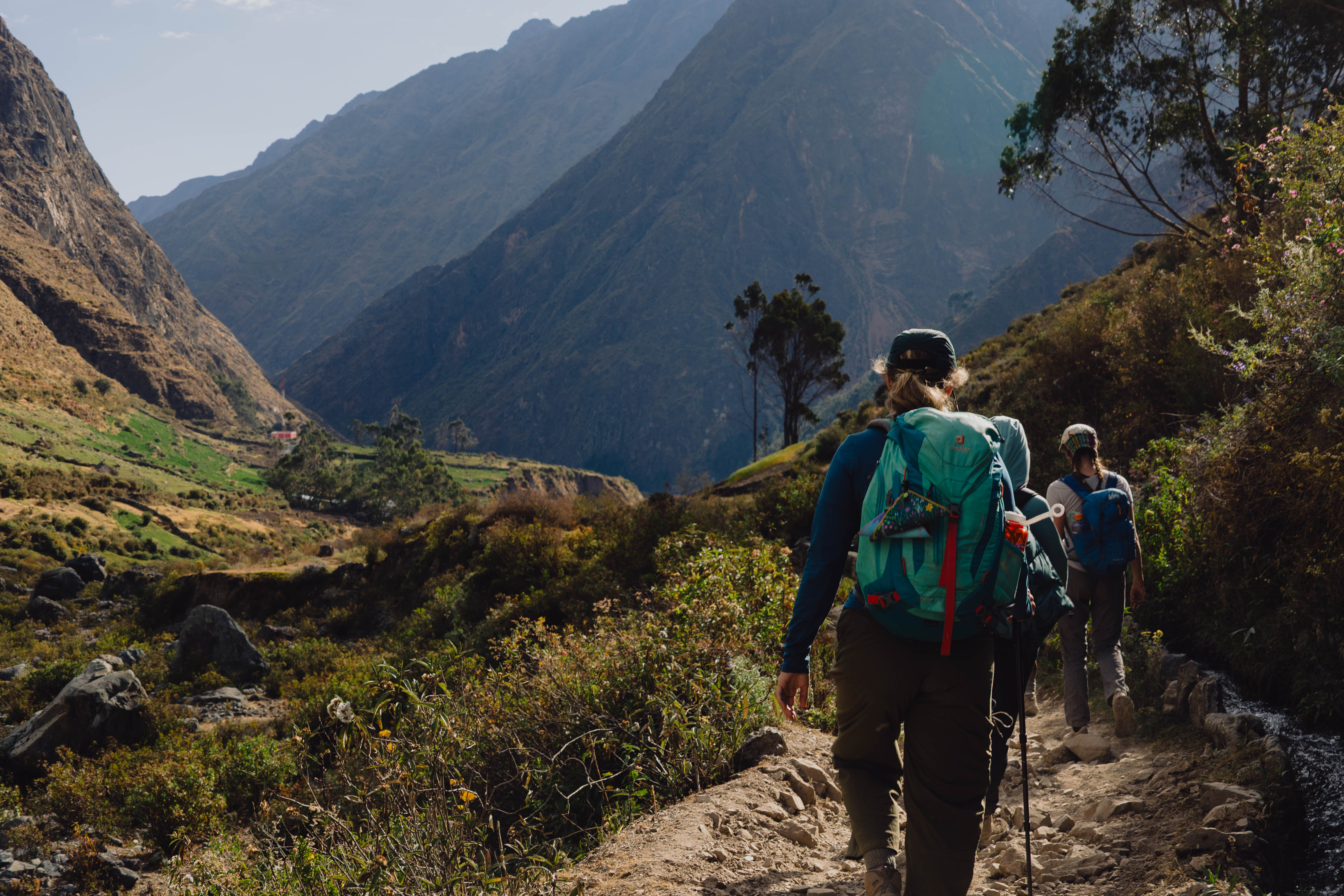 Huayhuash – Wandergruppe auf einem Pfad durch ein grünes Tal