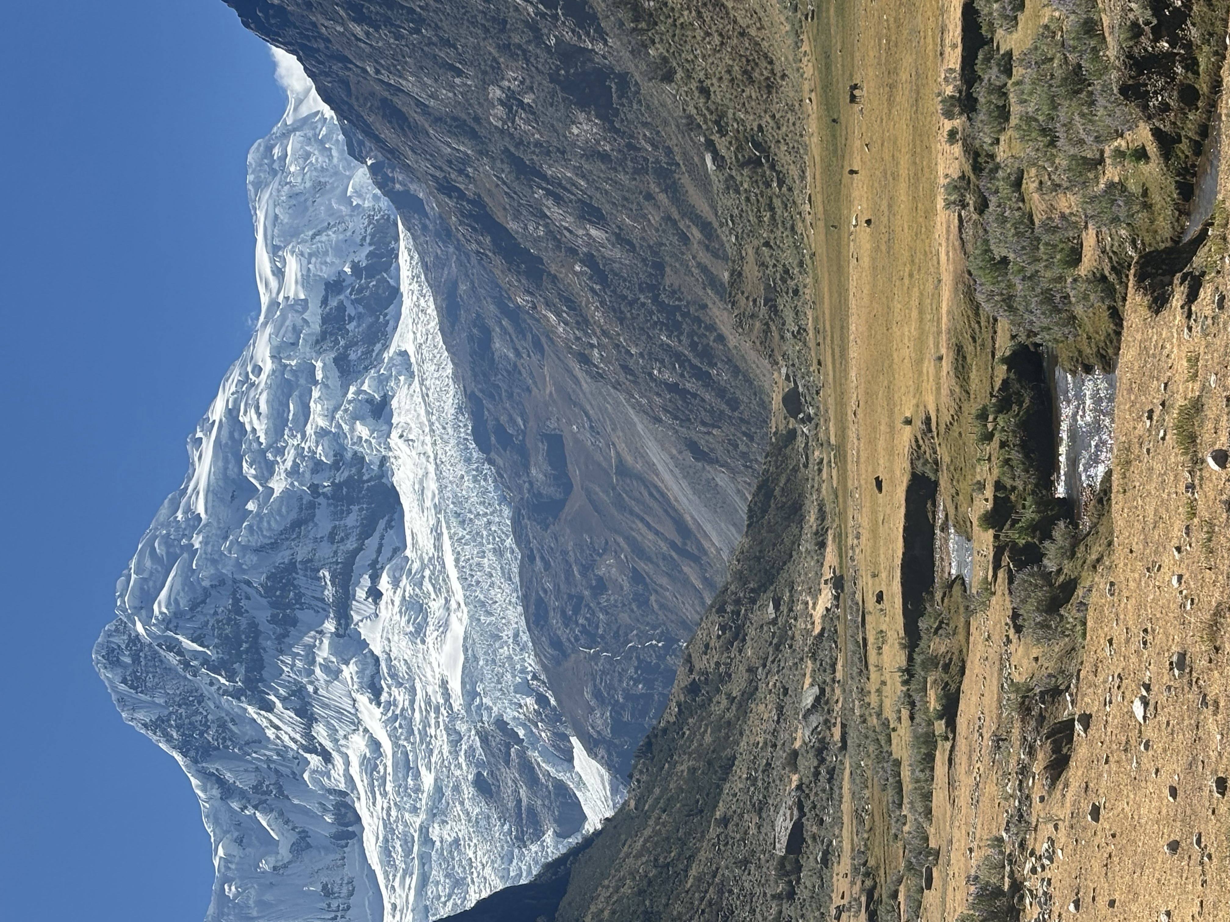 Huayhuash – schneebedeckter Gipfel über einer weiten Ebene