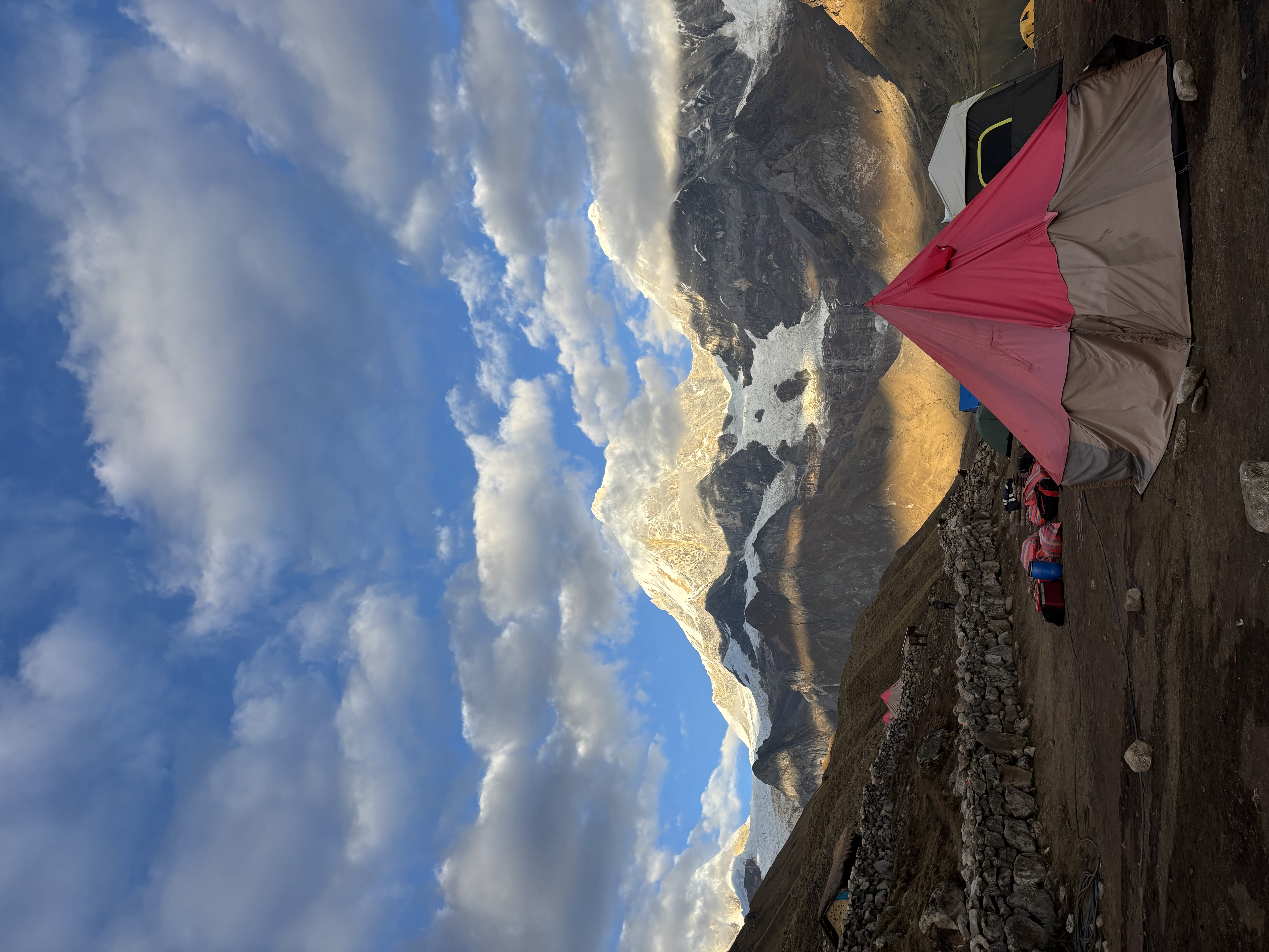 Huayhuash – Zelt vor ziehenden Wolken am Abend