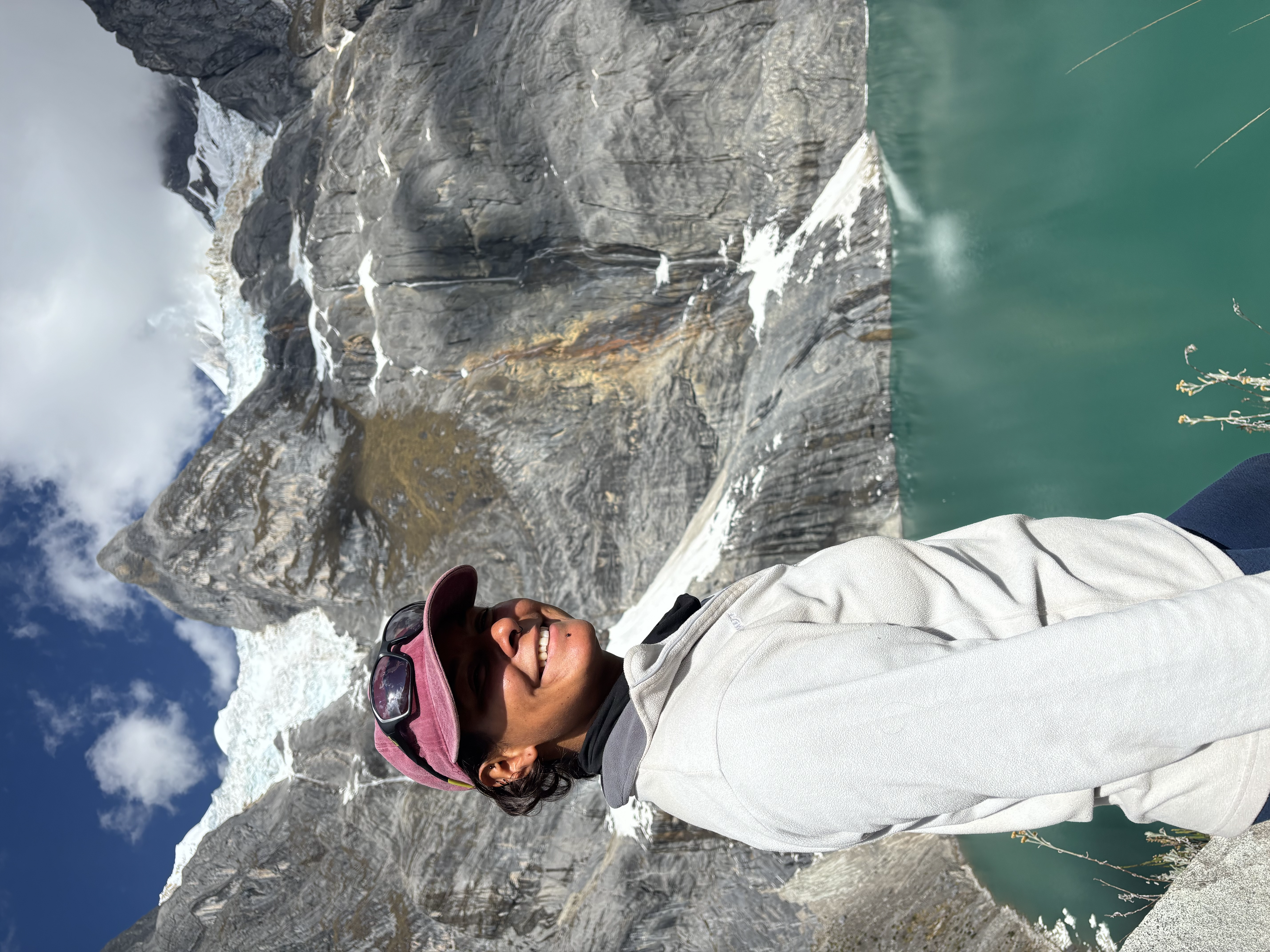 Huayhuash – Leslie mit Kappe und Sonnenbrille vor einem Gletschersee