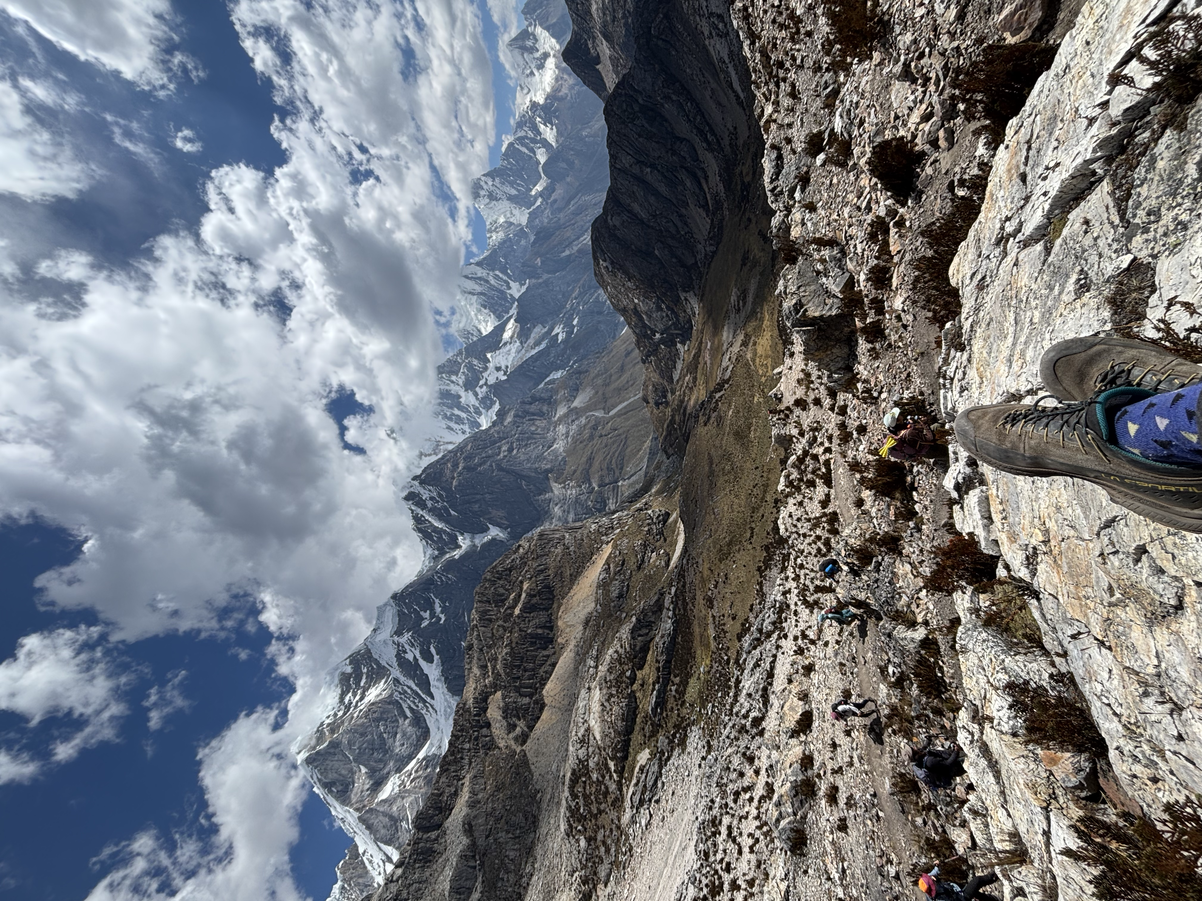 Huayhuash – Blick von einer ausgesetzten Felsstelle steil ins Tal