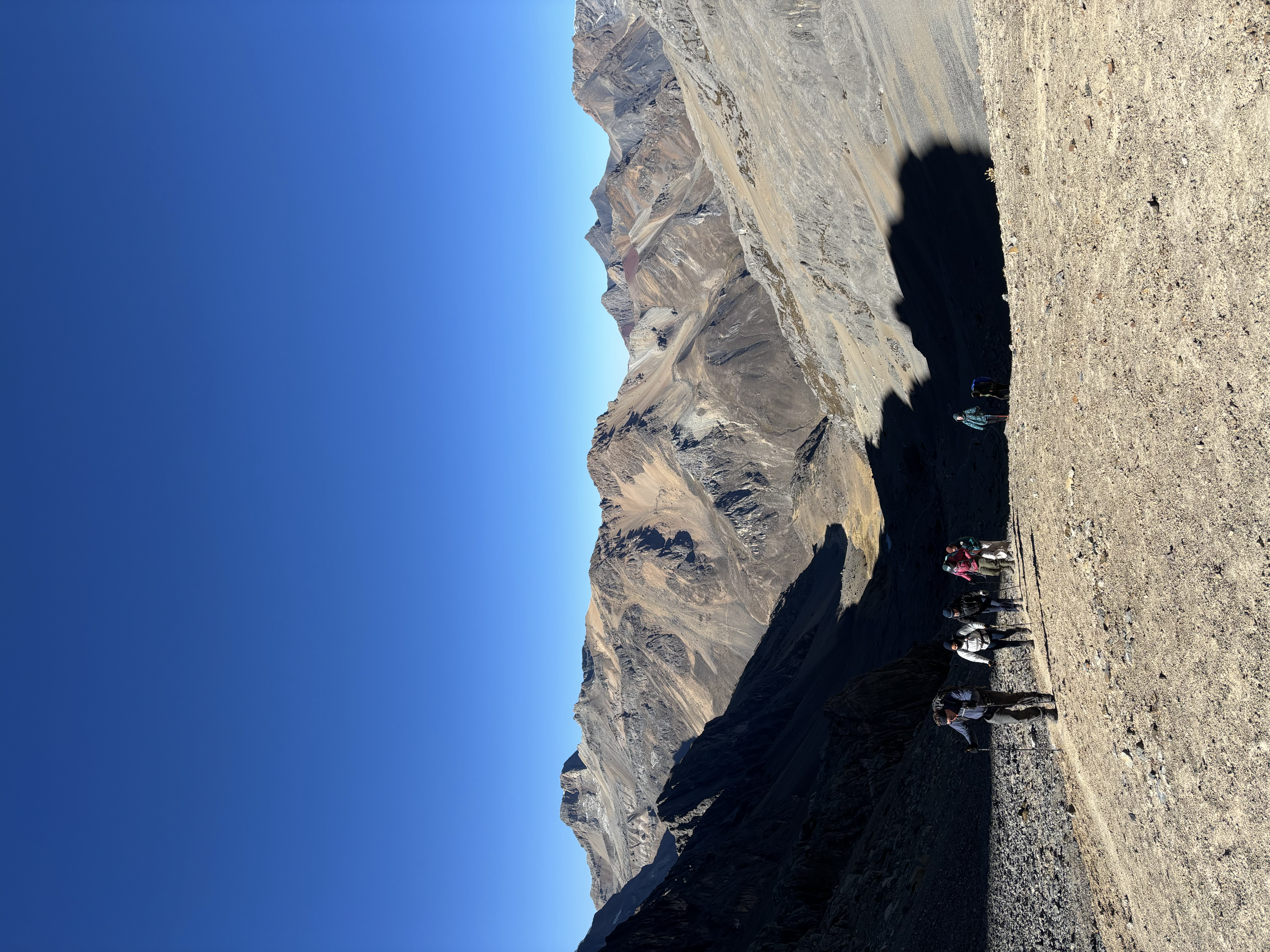 Huayhuash – felsiger Grat mit Wanderern unter tiefblauem Himmel