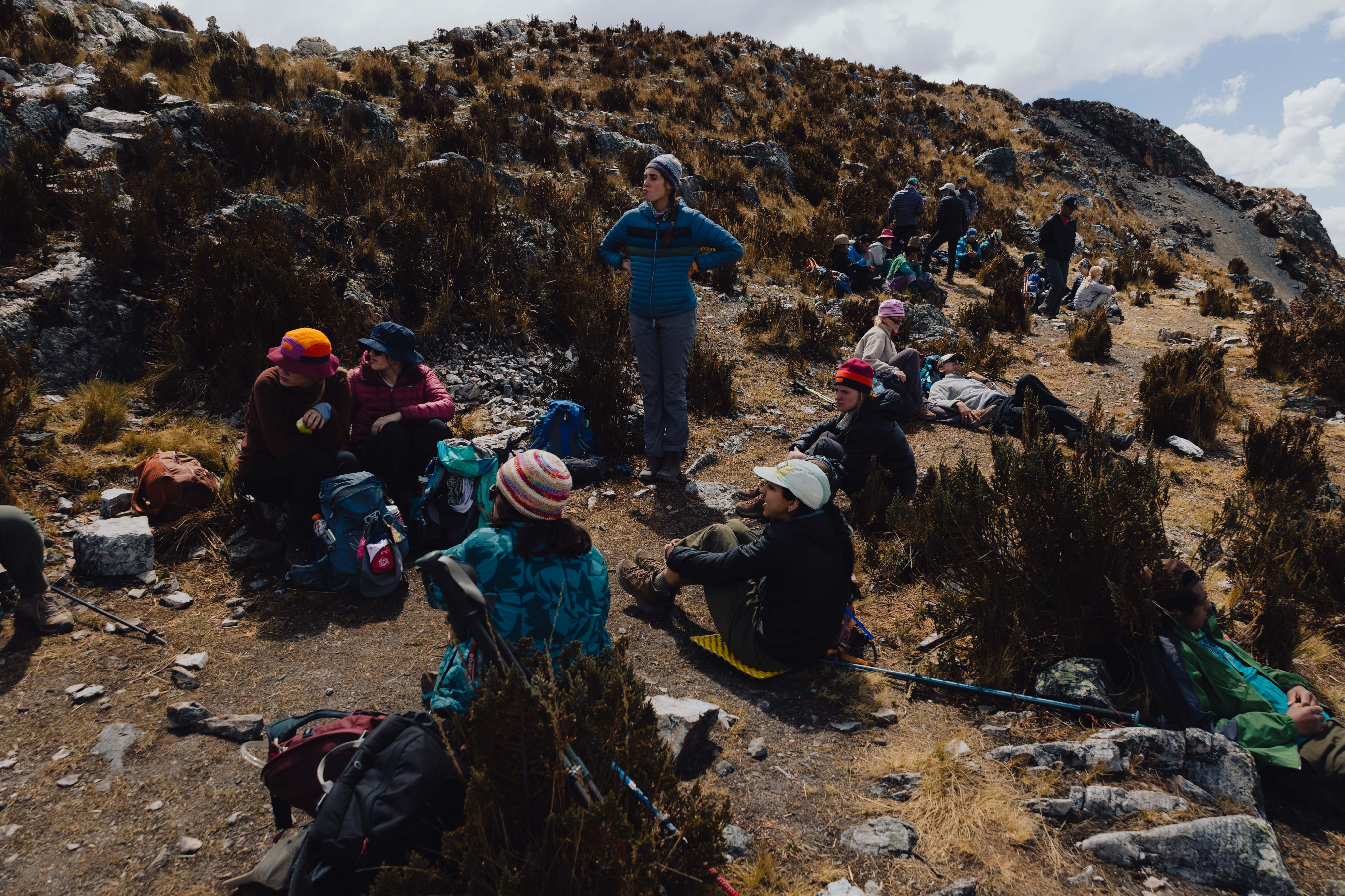 Huayhuash – die Gruppe sitzt zusammen und macht Pause