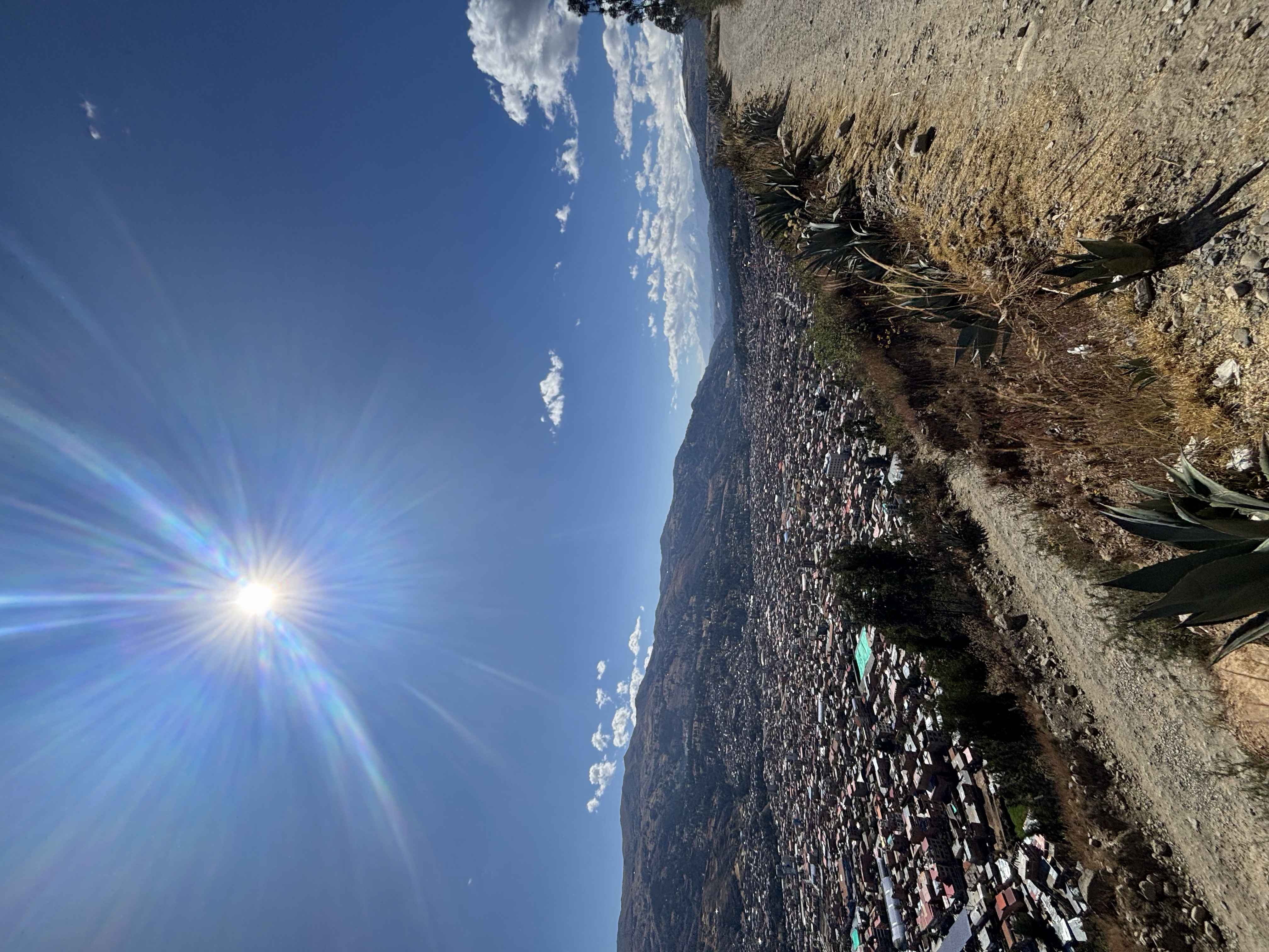 Huayhuash – Blick über Huaraz auf 3050 Metern mit Sonne und Agaven