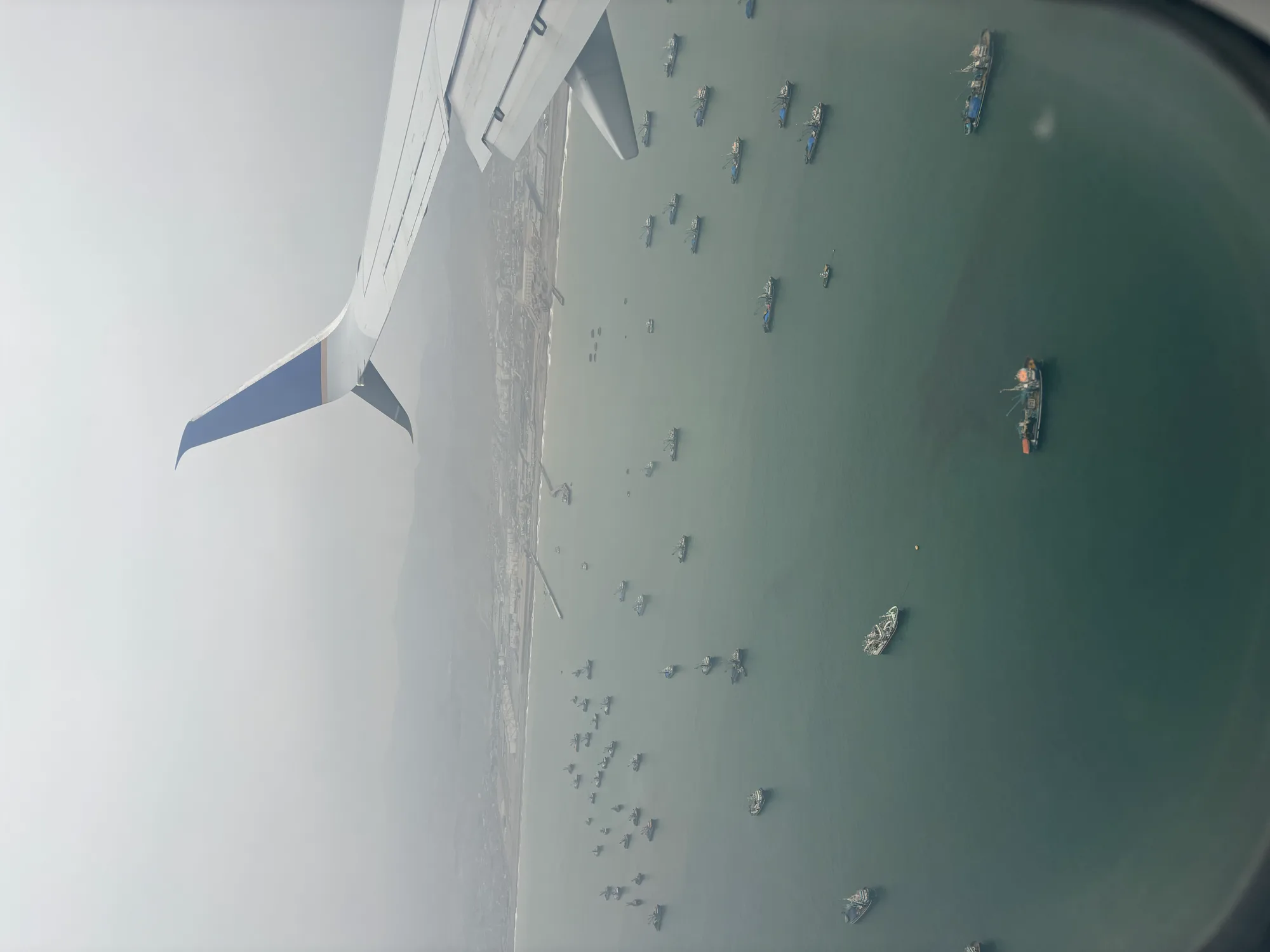 Lima, Ceviche und die längste Welle - Anflug auf Lima aus dem Flugzeug