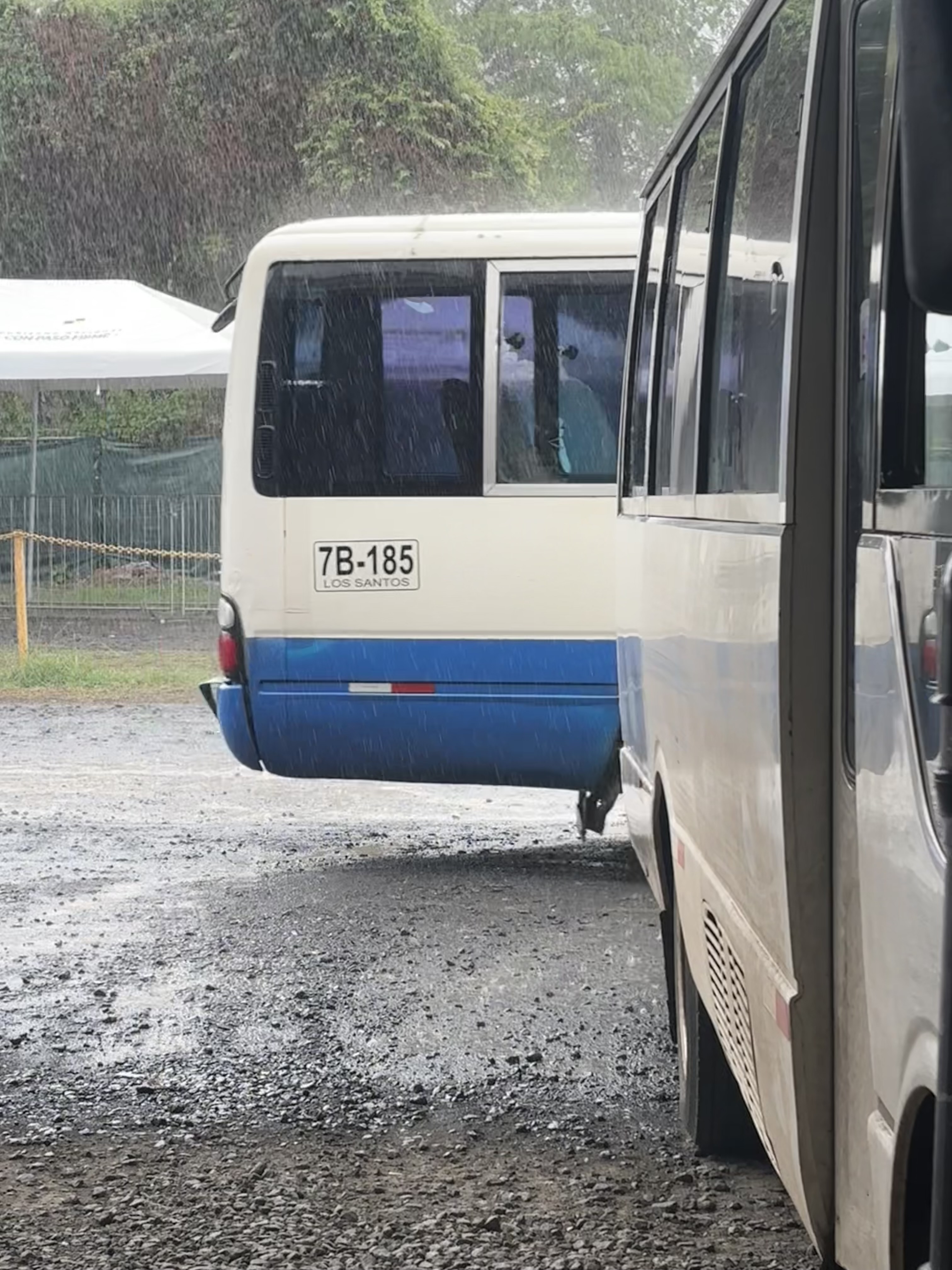 Oh, wie schön ist Panama! - das Sammeltaxi im tropischen Regen