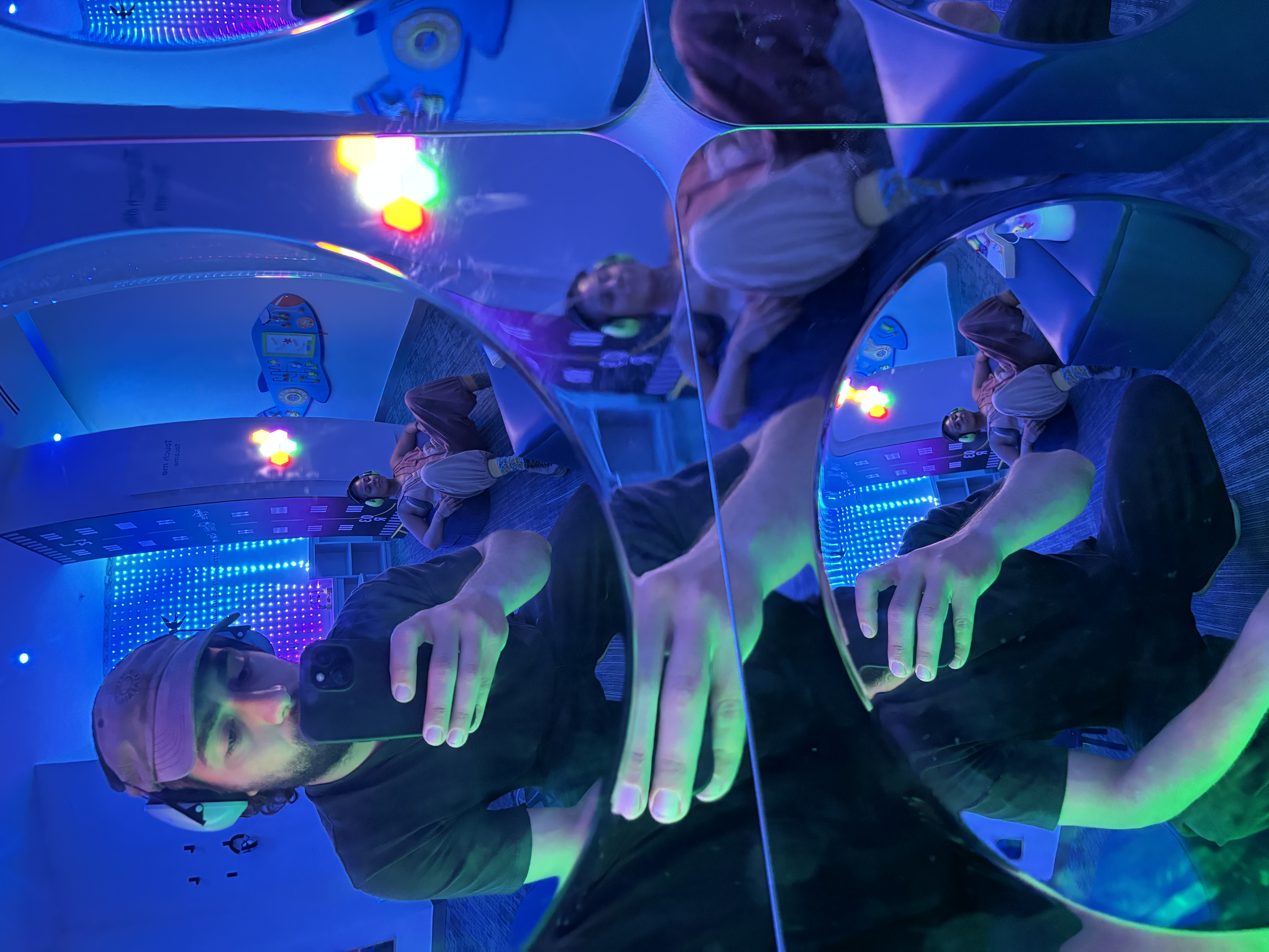 Oh, wie schön ist Panama! - der Sensory Room am Flughafen mit Disco-Lichtern und Lavalampen