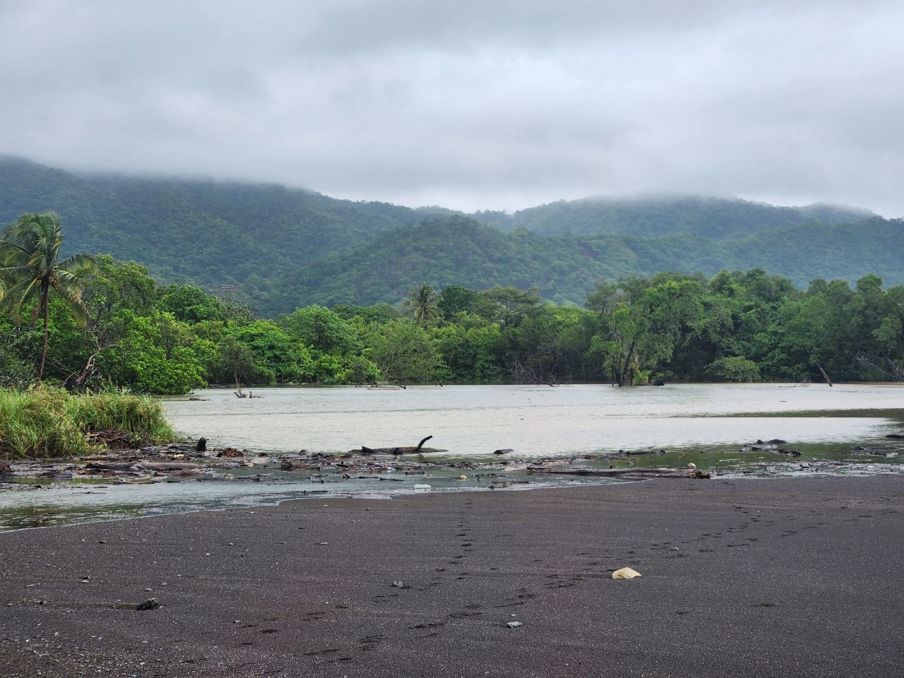 Oh, wie schön ist Panama! - Flussmündung und schwarzer Strand bei Cambutal